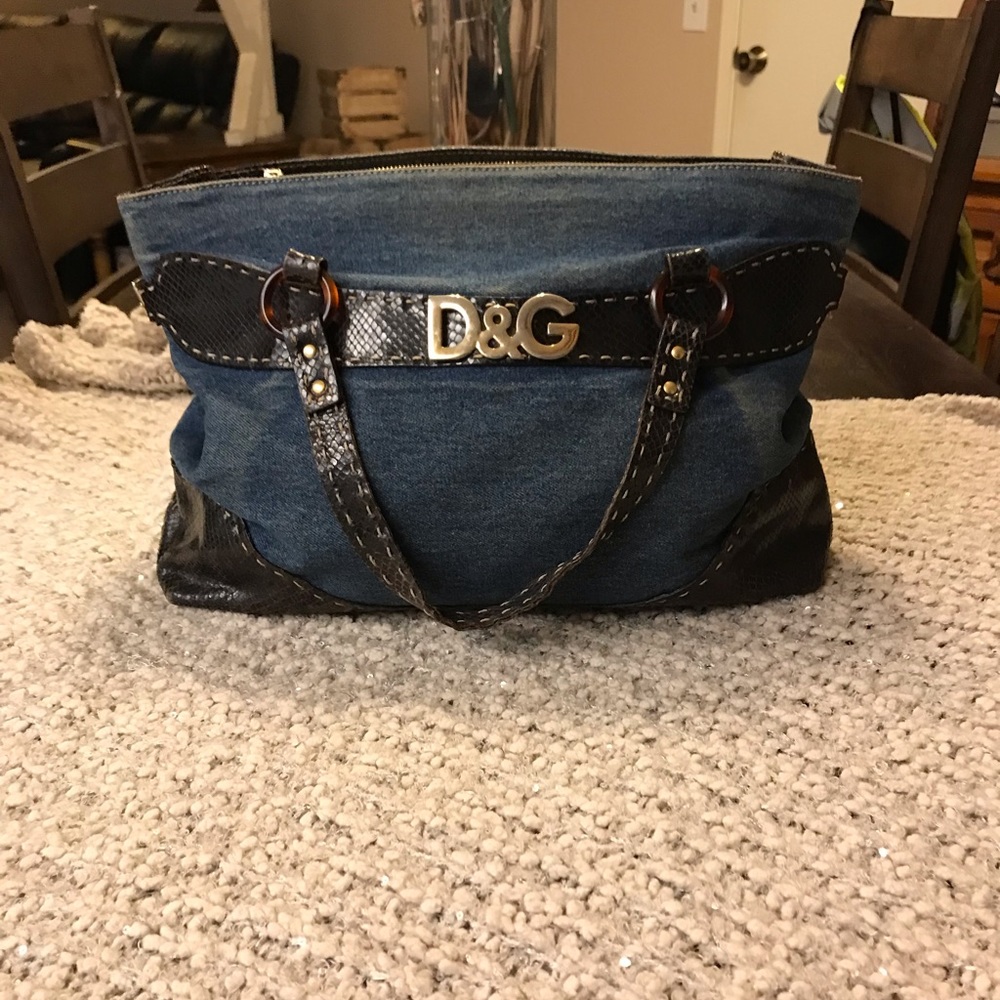 Cute!!! “ JEAN “ DOLCE & GABBANA LOGO PURSE!!!